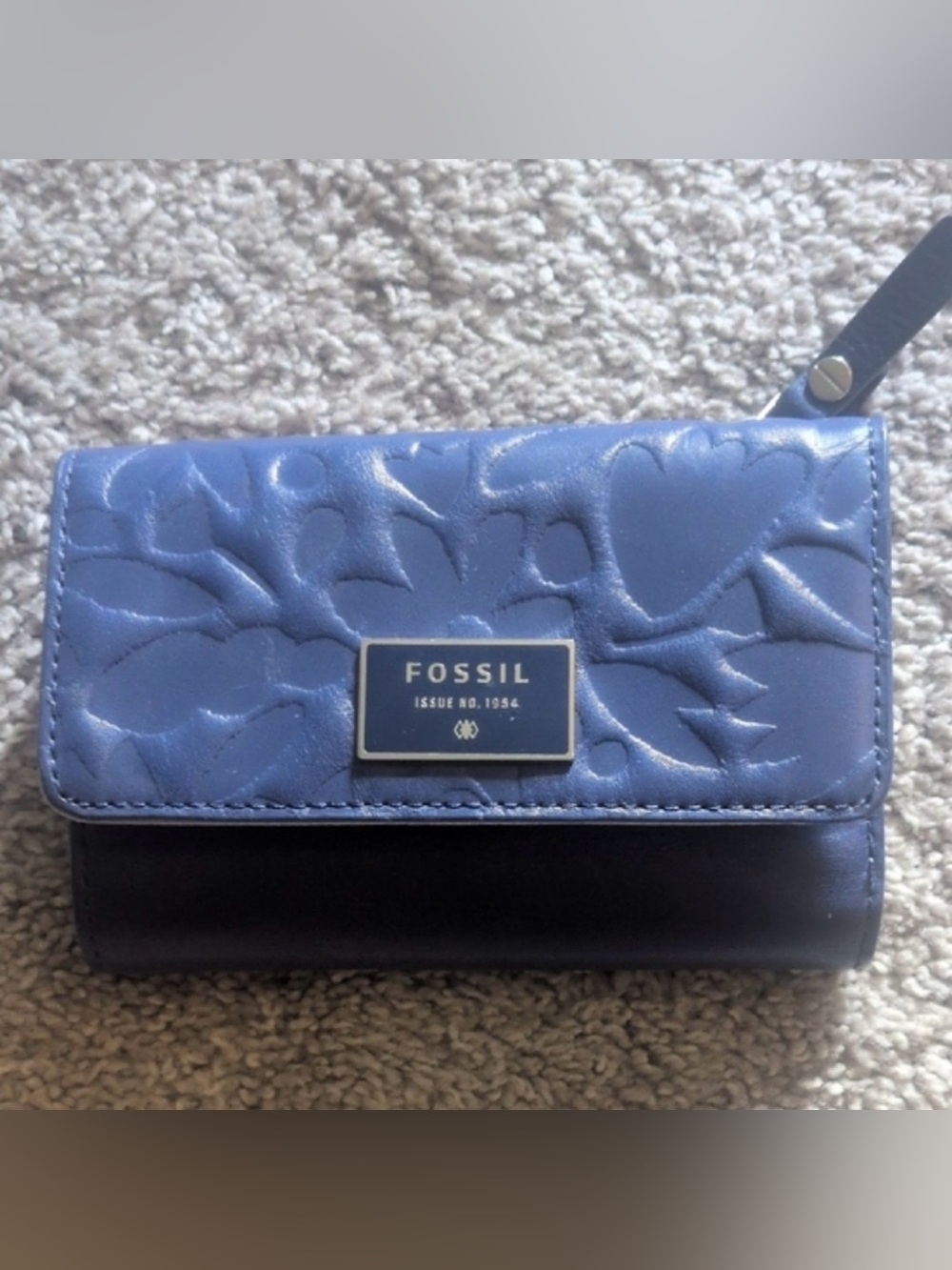 Fossil women's blue patterned leather trifold wallet.